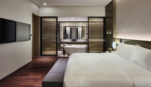 Deluxe Suite, 1 King Bed, Accessible, Lake View (Lounge Access)