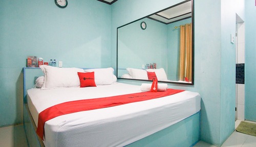 Double Room (RedDoorz)