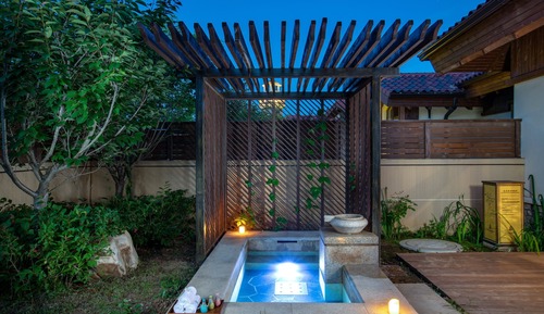 Suite, 1 King Bed (Courtyard Access)