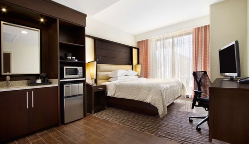 Suite, 1 King Bed, Accessible