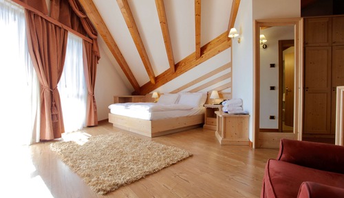 Junior Suite, 1 Queen Bed, Balcony, Mountain View