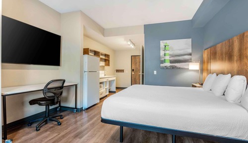 Standard Studio, 1 King Bed, Non Smoking, Refrigerator & Microwave