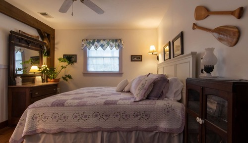 Romantic Double Room, Private Bathroom (Boats & Paddles)