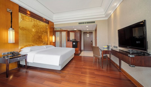 Lake View Deluxe King Bed Room
