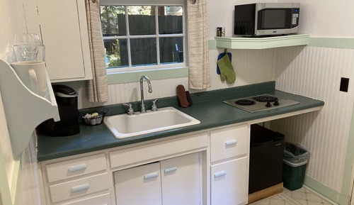 Classic Bungalow, 1 Bedroom, Refrigerator & Microwave (no pets allowed)