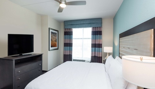 Suite, 1 King Bed, Accessible, Bathtub