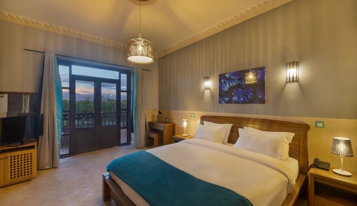 Superior Suite, 1 King Bed, Balcony, Mountain View