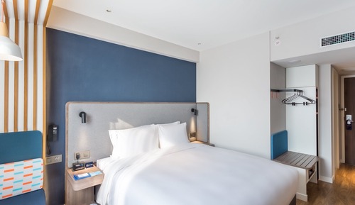 Standard Room, 1 King Bed, City View