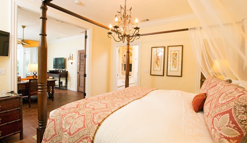 Luxury Suite, 1 King Bed, Refrigerator & Microwave, Ground Floor