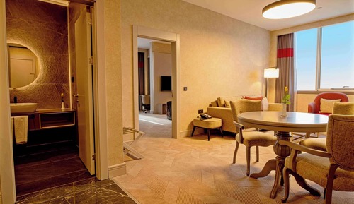 Deluxe Suite, 1 King Bed, Smoking