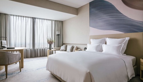 Deluxe Suite, 1 King Bed, Business Lounge Access, View