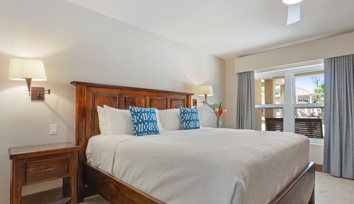 Stingray Deluxe Room, 1 King Bed, Pool View