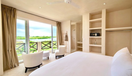 Deluxe Room, 1 King Bed, Lagoon View