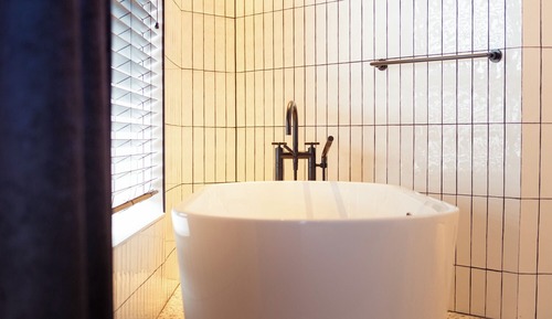 Superior Double Room, Bathtub