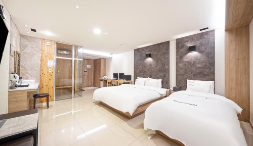 Superior Twin Room, City View