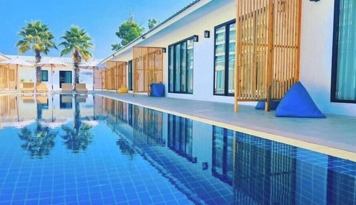 Deluxe Pool Access (3 Persons)