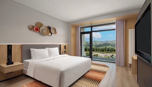 Suite, 1 King Bed, Balcony (Grassland View)