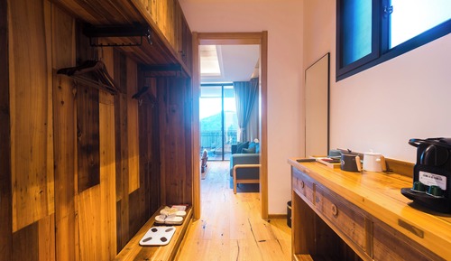 Suite, Hill View