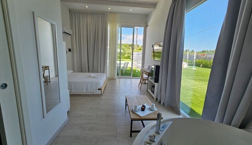 Deluxe Suite, Pool View