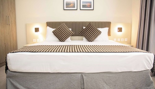Deluxe Suite, 1 King Bed, Non Smoking, Lake View (Living Room)
