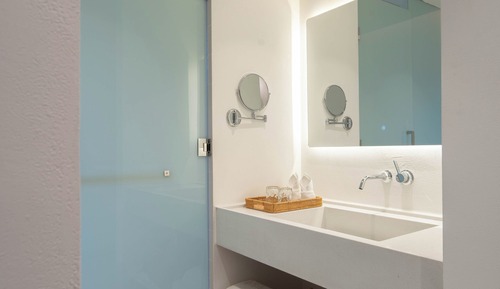 Signature Room, 1 Queen Bed, Courtyard View
