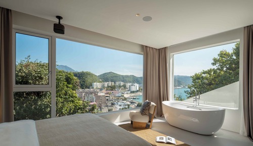 Design Room, 1 Queen Bed, Partial Ocean View