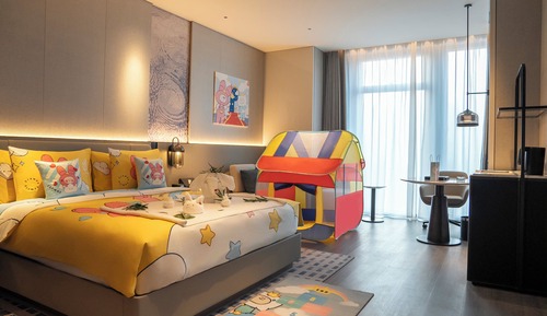 Standard Room, 1 King Bed (Crowne Family Kids Theme)
