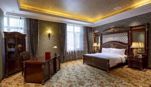 Suite, 1 King Bed (Golf)