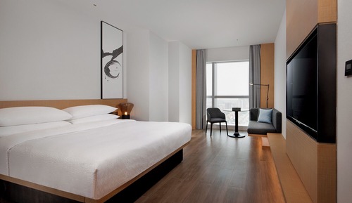 Deluxe Room, 1 King Bed, City View
