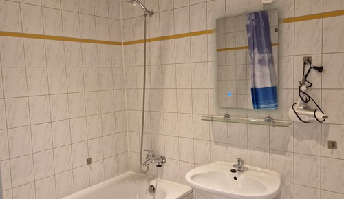 Basic Triple Room, Private Bathroom (Zimmer 6a mit Bad & TV  )