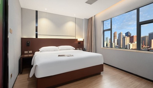 Basic Room, 1 Queen Bed, Accessible