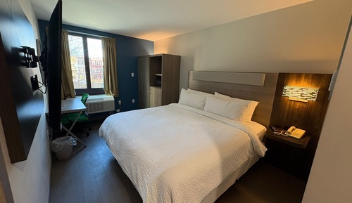 Standard Room, 1 King Bed, Accessible (Transfer Shower)