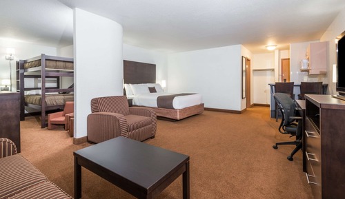 Family Suite, 1 Queen Bed, Kitchen
