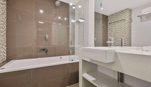 Deluxe Queen Spa Suite