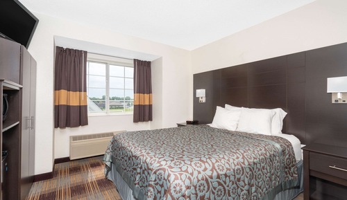 Standard Room, 1 Queen Bed