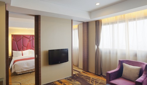 Suite, 1 King Bed, Garden View