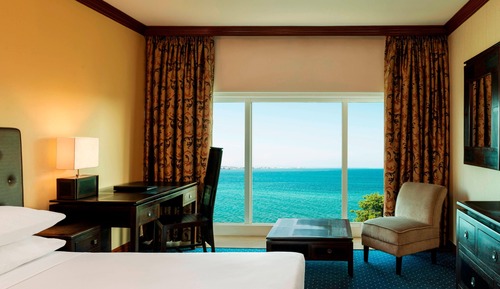 Club Room, 1 Queen Bed, Garden View