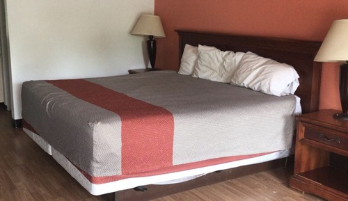 Room, 1 King Bed, Accessible, Smoking (Mobility)