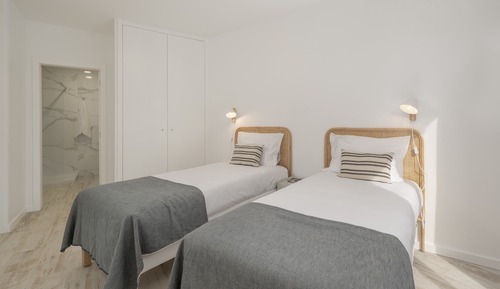 Basic Apartment, Multiple Beds