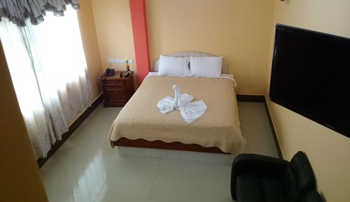 Exclusive Studio, 1 King Bed with Sofa bed