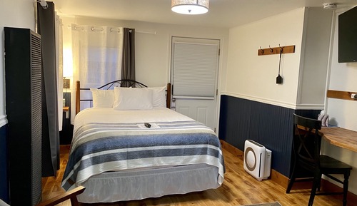 Queen Cottage with Premier Kitchenette