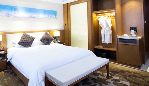 Room, 1 King Bed, Smoking