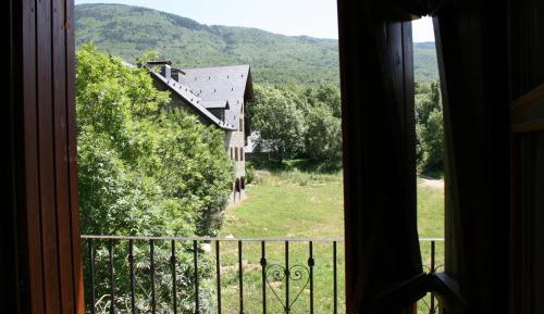 Apartment with Mountain View