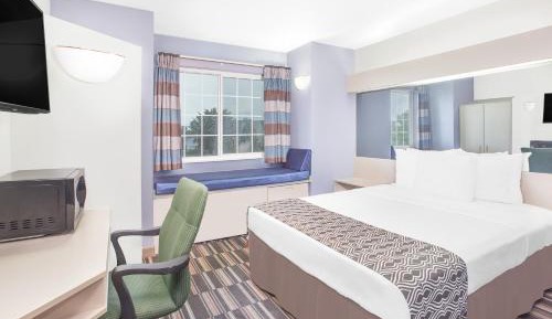 Queen Room - Non-Smoking / Non Pet Friendly