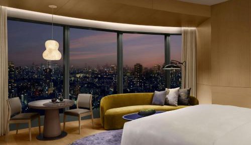 King Junior Suite with Corner Room with City View
