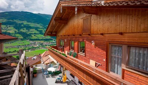 Apartment with Mountain View