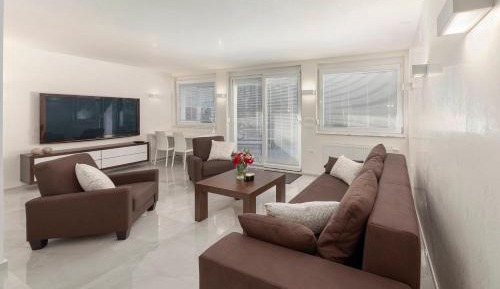 Deluxe One-Bedroom Apartment with Garden View