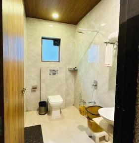 Deluxe Double Room (2 Adults + 1 Child)