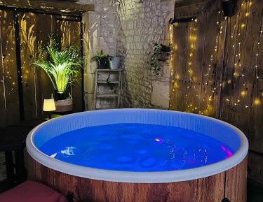 Studio with Spa Bath