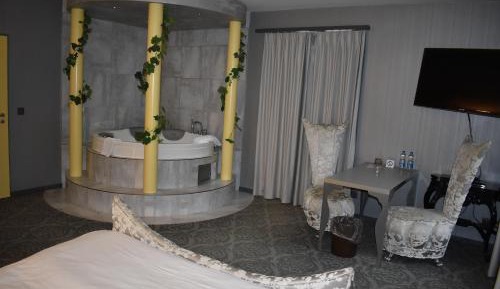 Deluxe Suite with Spa Bath